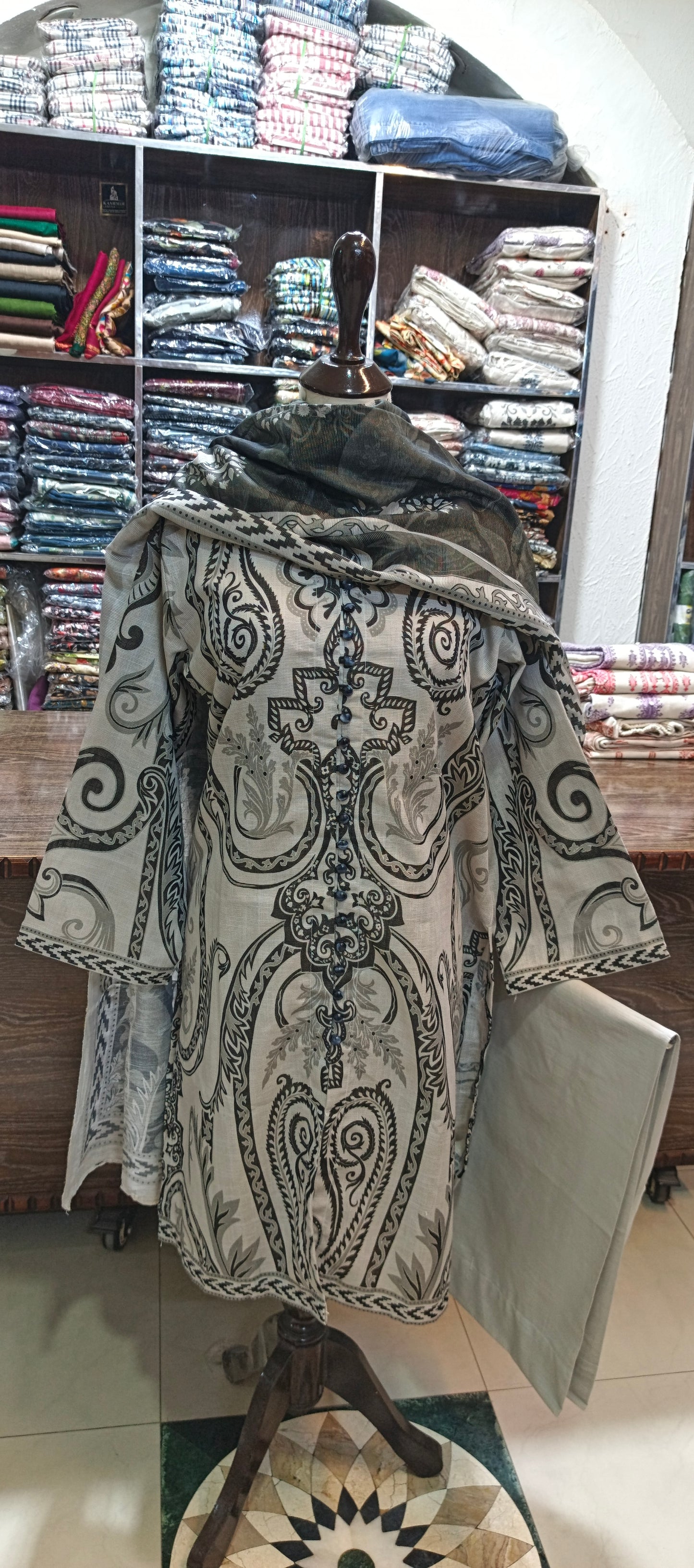 Hz karandi khaddar stiched 3 pc co ord set